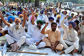 Farmers owing allegiance to the BKU Ekta (Sidhupur) hold protest against the hike in the prices of fertilizers in Bathinda on Tuesday.