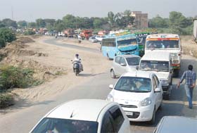 A view of the queue of vehicles at the Mansa railway crossing