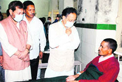 Chief Minister BC Khanduri enquires after a patient in a Pauri Garhwal hospital 