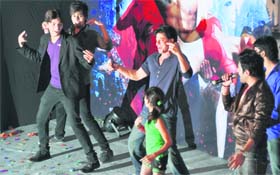 Bollywood actor Shahrukh Khan shakes a leg with fans in Ludhiana