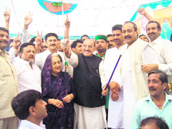 PCC chief Kaul Singh Thakur and Leader of the Opposition Vidya Stokes at a Congress rally in Panjhera near Nalagarh on Friday.