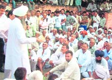 Gurnam Singh, BKU state president, addresses farmers at the Anaj Mandi in Gohana on Saturday