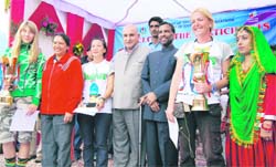 Winners of the International Himalayan National Paragliding Championship, 2011, with Gulab Singh Thakur, PWD Minister, at Bir-Billing on Saturday