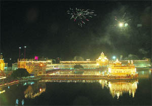 The Golden Temple wears an awesome look during Diwali