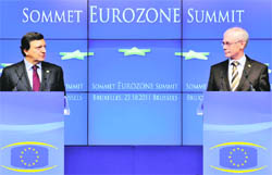European Commission President Jose Manuel Barroso (L) and European Council President Herman Van Rompuy at a press conference at the EU headquarters in Brussels