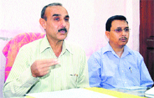 Dr DK Tyagi, co-convener of the Uttarakhand Vishwavidyalaya Mahavidyalaya Sangharsh Samiti, addresses a press conference in Dehradun on Monday