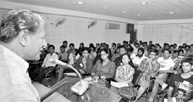 Actor Rajendra Gupta addressing young film enthusiasts at HIFF, Yamunanagar