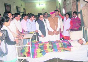 Chief Minister PK Dhumal enquires about the well-being of an injured person in a hospital in Bilaspur on Tuesday
