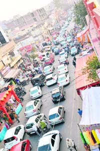 Rush in Ghumar Mandi on the eve of Diwali in Ludhiana on Tuesday