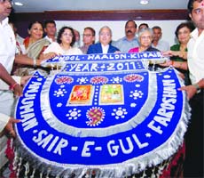 A traditional Pankha is presented to Delhi Chief Minister Sheila Dikshit on the occasion of Phool Walon Ki Sair festival. 
