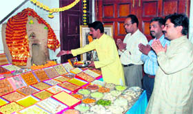 Devotees offer prayers on Goverdhan Pooja in Dehradun on Thursday.
