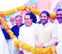 Gopal Kanda (second from right), Minister for Home, Industries and Urban Local Bodies, is welcomed at a Vishwakarma Day function in Sirsa on Thursday.  