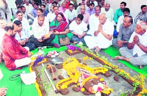 Devotees perform Govardhan puja in Gurgaon on Thursday. 