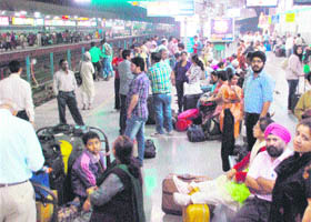 Hundreds of passengers wait at platform No. 1 at the Chandigarh railway station to board the New Delhi-bound Shatabdi, which was delayed due to the derailment of bogies of the Kalka-Howrah mail near Sonepat on Friday morning