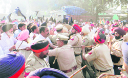 Policemen lathicharge Congressmen in Kapurthala on Satruday. 