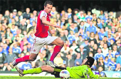 Arsenal's Robin Van Persie (L) takes the ball around Chelsea's goalkeeper Petr Cech to score his teams fourth goal during their Premier League match at Stamford Bridge in London on Saturday.