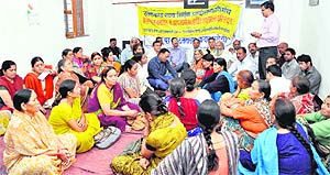 A meeting of the Uttarakhand Rajya Nirman Andolankari Manch held at Shaheed Sthal in Dehradun on Sunday. 