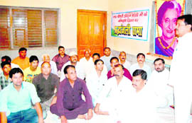 Congress workers pay tributes to the late Prime Minister Indira Gandhi on her death anniversary in Haridwar on Monday. 