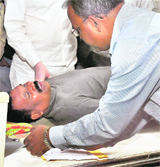 Doctors attend to Jharkhand ex-CM Madhu Koda at RIMS in Ranchi on Monday.