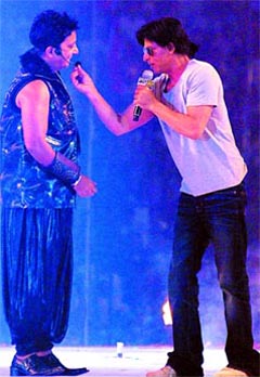 Bollywood superstar Shah Rukh Khan and singer Sukhwinder Singh enthral spectators