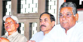 Chief of the Uttarakhand Rajya Andolankari Sangharsh Samiti Harsh Prakash Kala (extreme right) addresses mediapersons in Haridwar on Tuesday.