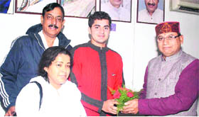 Uttarakhand Sports Minister Khazan Das honours Vivek Kumar Singh in Dehradun on Tuesday.