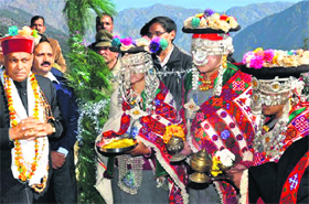 Chief Minister Prem Kumar Dhumal being welcomed by local people in traditional dress at Kalpa in Kinnaur. 
