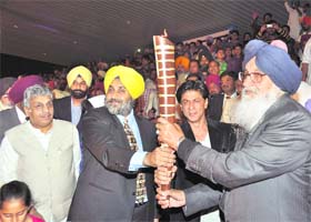 CM Parkash Singh Badal, Deputy CM Sukhbir Badal and Bollywood star Shah Rukh Khan prepare to hand over the baton to the kabaddi teams