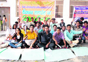 Students owing allegiance to the ABVP stage a dharna at DBS College in Dehradun on Tuesday. They are protesting against the alleged irregularities during the convocation. 