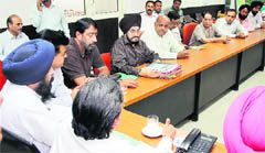 Contractors of the Municipal Corporation hold meeting with MC officials in Jalandhar