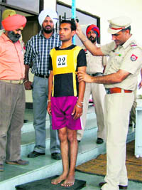 The SSP along with other officials verifies the height of a candidate during the recruitment drive