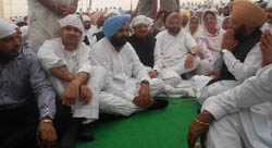 Congress leaders paying tributes to Sajjan Singh Dhillon during a bhog ceremony in Barnala