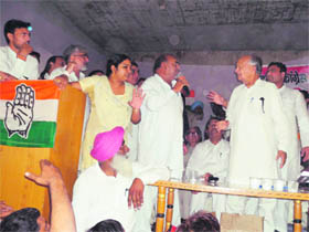 A Congress leader argues with HPCC chief Phool Chand Mullana (R) at a meeting in Ratia on Friday.