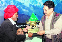 Goga Kumar of Alwar, Rajasthan, is honoured by Dr RBS Rawat, Principal Chief Conservator of Forests, in Dehradun