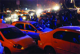 Wrongly-parked vehicles disrupted the traffic on the Bathinda-Goniana road on Sunday evening.