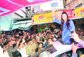 Actress Karisma Kapoor waves to her fans at the inauguration of a showroom in Solan on Sunday. 