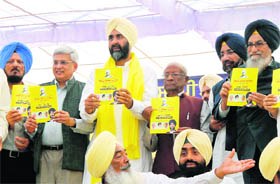 PPP chief Manpreet Singh Badal flanked by Left leaders Prakash Karat and AB Bardhan on the occasion of the release of the common minimum programme of the Sanjha Morcha in Moga on Sunday.
