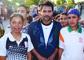 Amarinder Gill with his fans in Amritsar