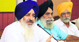 Sukhjit Singh Randhawa, chairman of the November 1984 Sikh Nasalkhushi Insaaf Welfare Committee, addresses a press conference in Jalandhar on Monday.