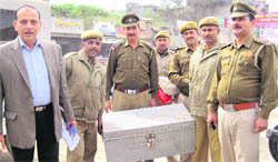Police officials with the confiscated money in Una 