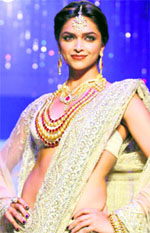 Stars add zing to fashion weeks