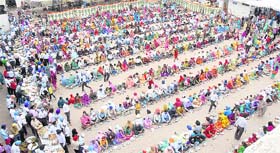 Devotees par take of langar on the birth anniversary of Guru Nanak Dev in Jalandhar on Thursday