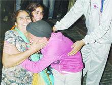 Wailing family members of Jaspal Singh, who was killed by members of a criminal gang, in Amritsar on Thursday night