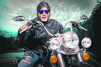Amitabh Bachchan set the old and the young alike grooving to the tunes of Buddha Hoga Tera Baap