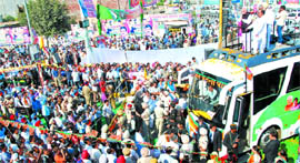 The crowd at LK Advanis meeting at the Mall road created traffic bottlenecks around Fauji Chowk in the city.