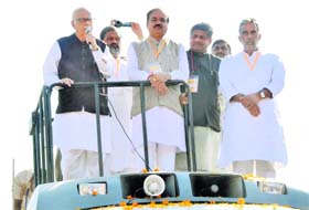 BJP veteran LK Advani addresses people from the rooftop of his rath at Dabwali at Sirsa on Sunday