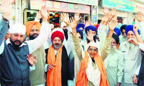 A Sikh jatha before leaving for a pilgrimage to Bangladesh at the Golden Temple in Amritsar on Sunday.