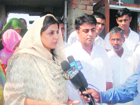  HJC-BJP nominee Renuka Bishnoi addresses an election meeting at Budak village of the Adampur constituency on Monday. 