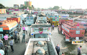 A traffic jam near the Indian Oil depot caused by a dispute between a truck driver and the secretary of a tankers union in Jammu on Monday. 