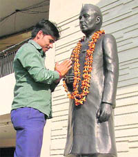 A man pays tribute to Jawaharlal Nehru at Sidhant Kendra in Ludhiana on Monday.